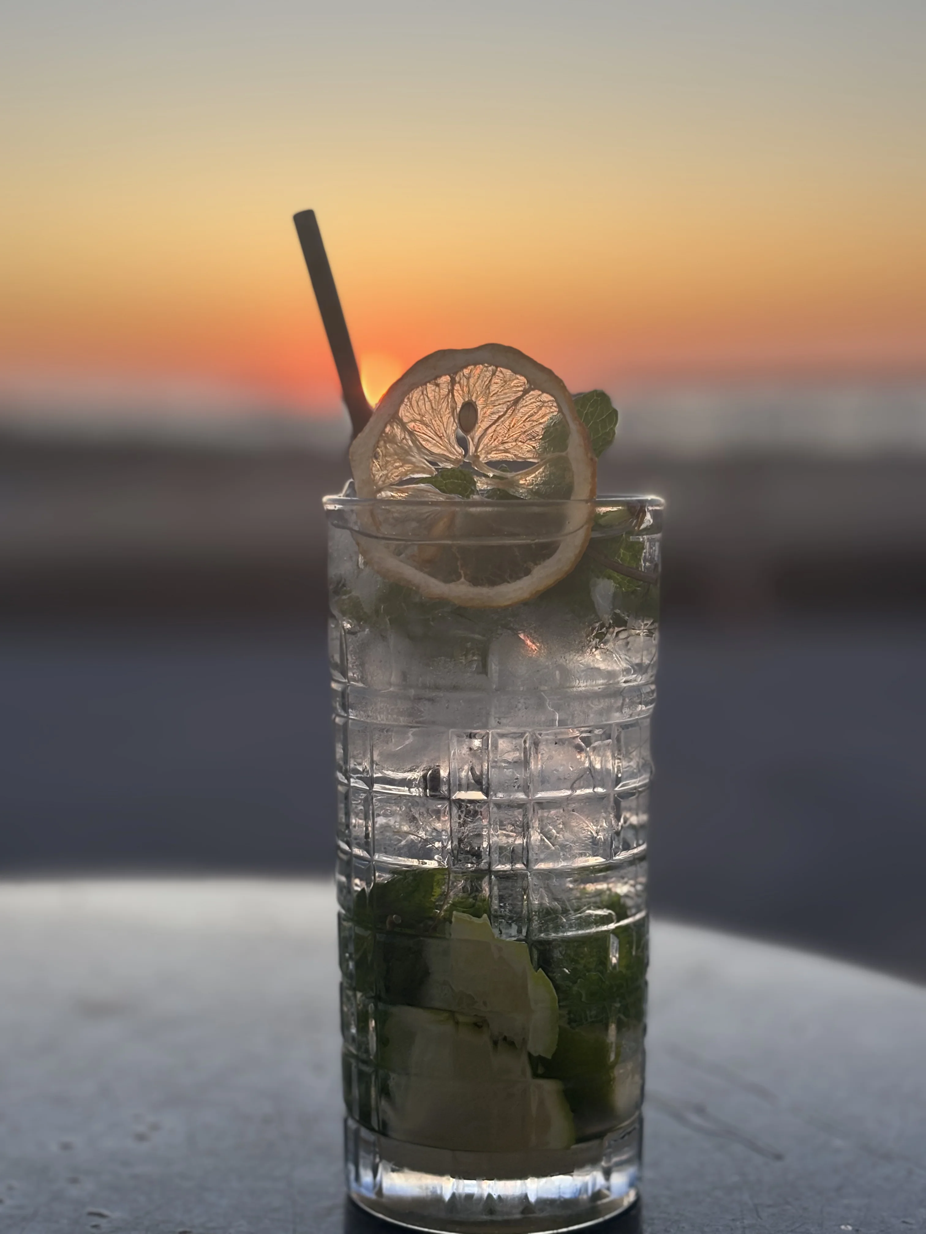 Cocktails sur la terrasse au coucher de soleil