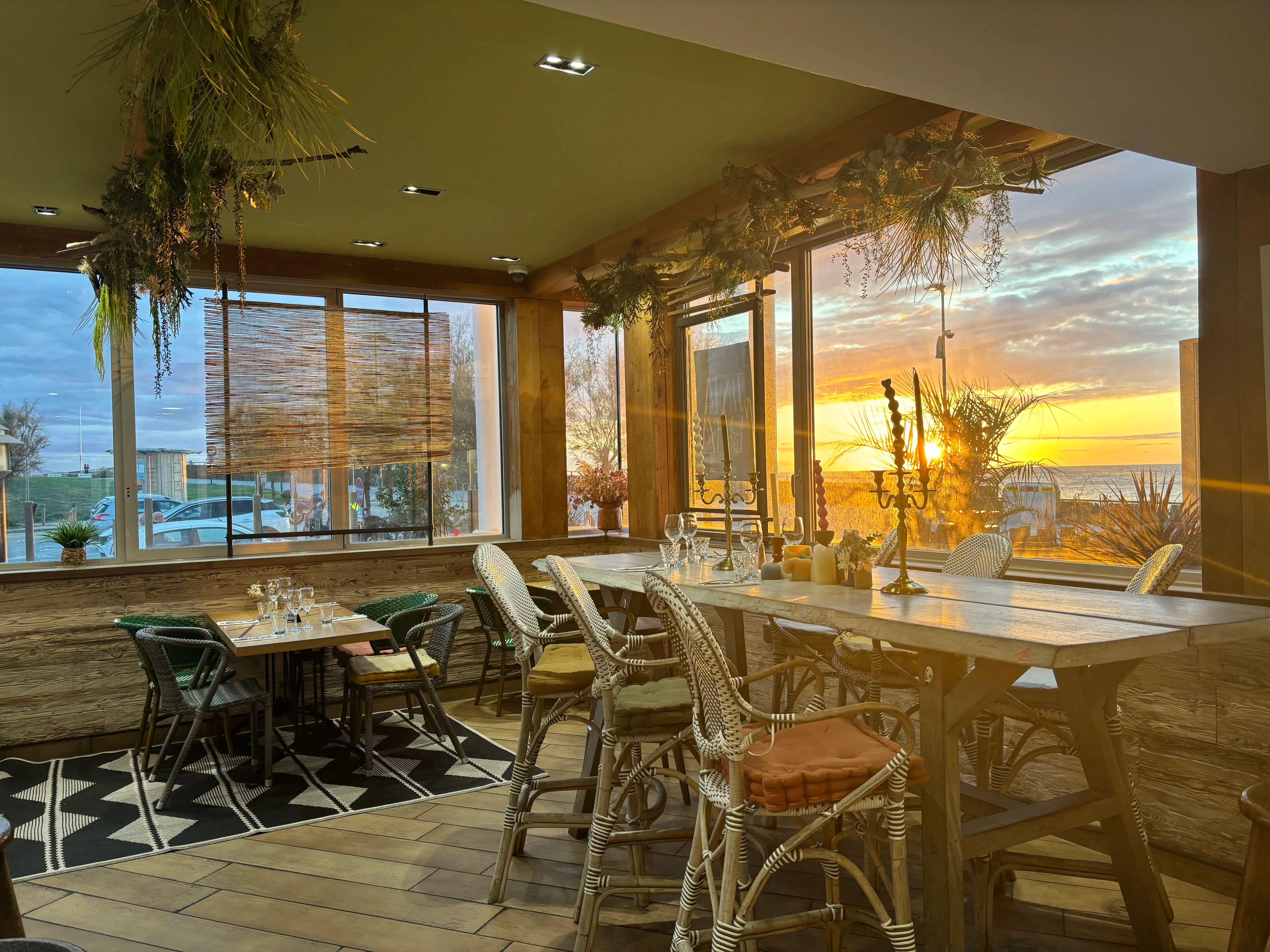 Restaurant Tinta Beltza face à l'océan au coucher du soleil