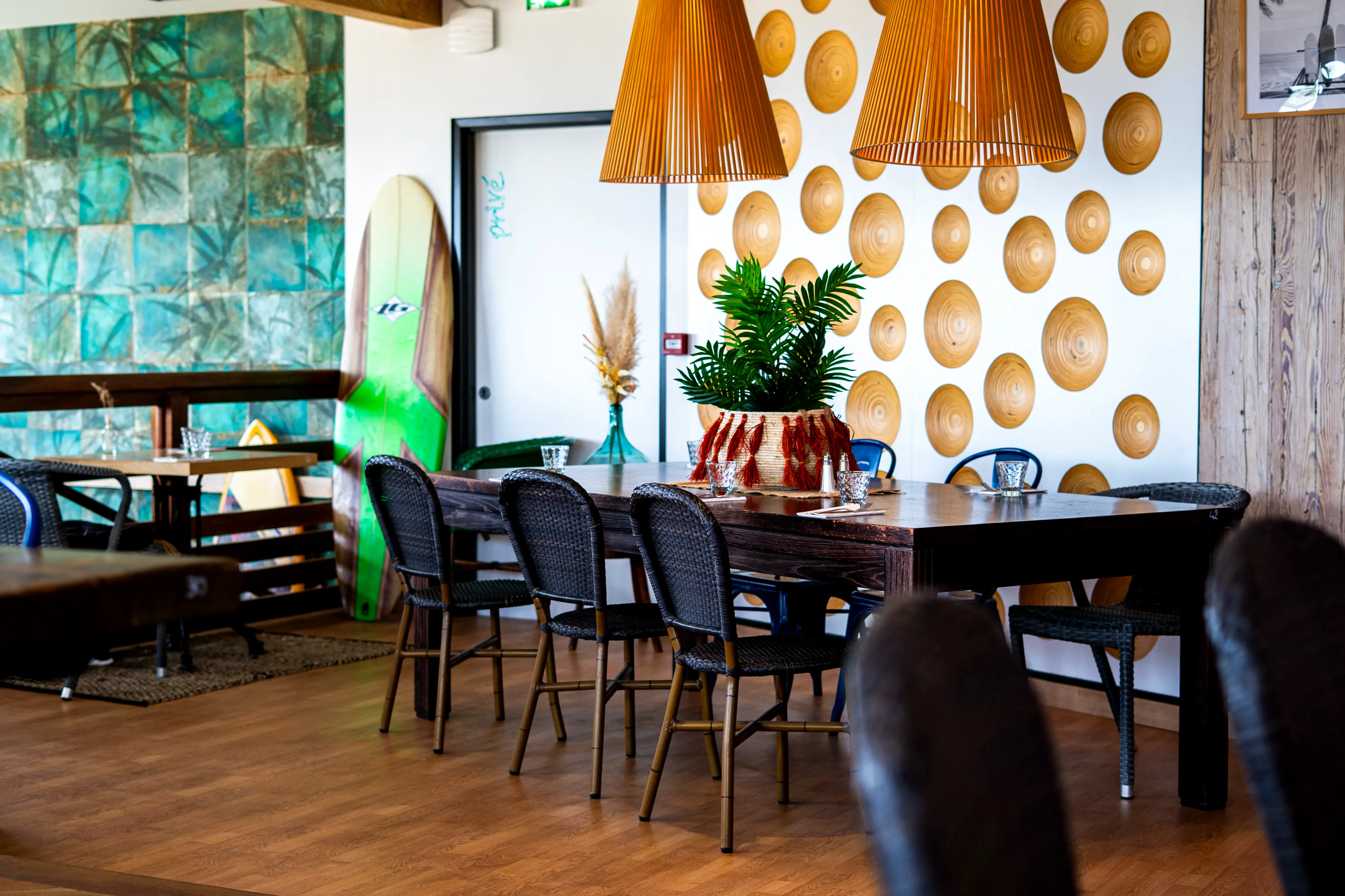 Grande table conviviale décorée esprit surf