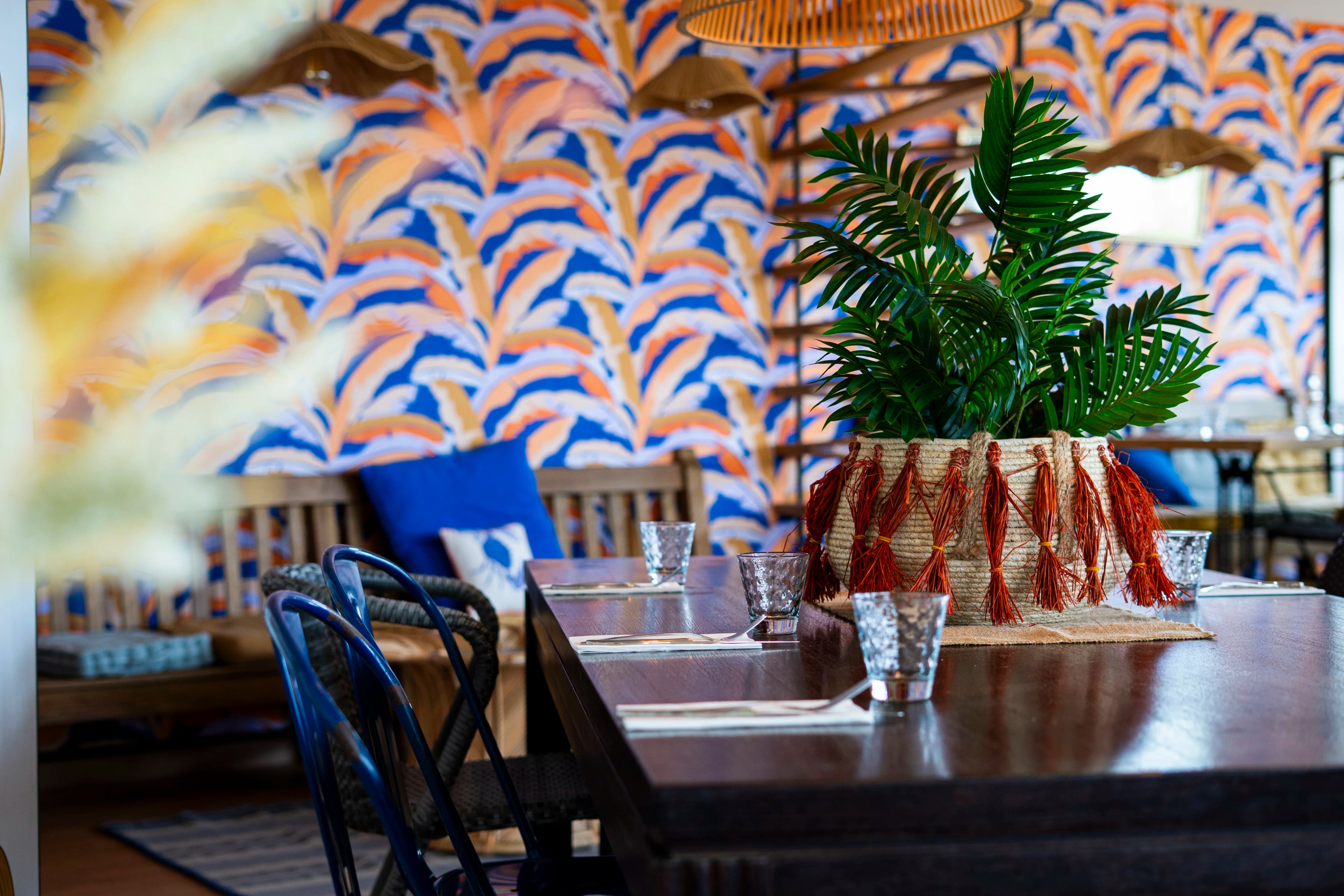 Table fleurie prête pour une réception intime