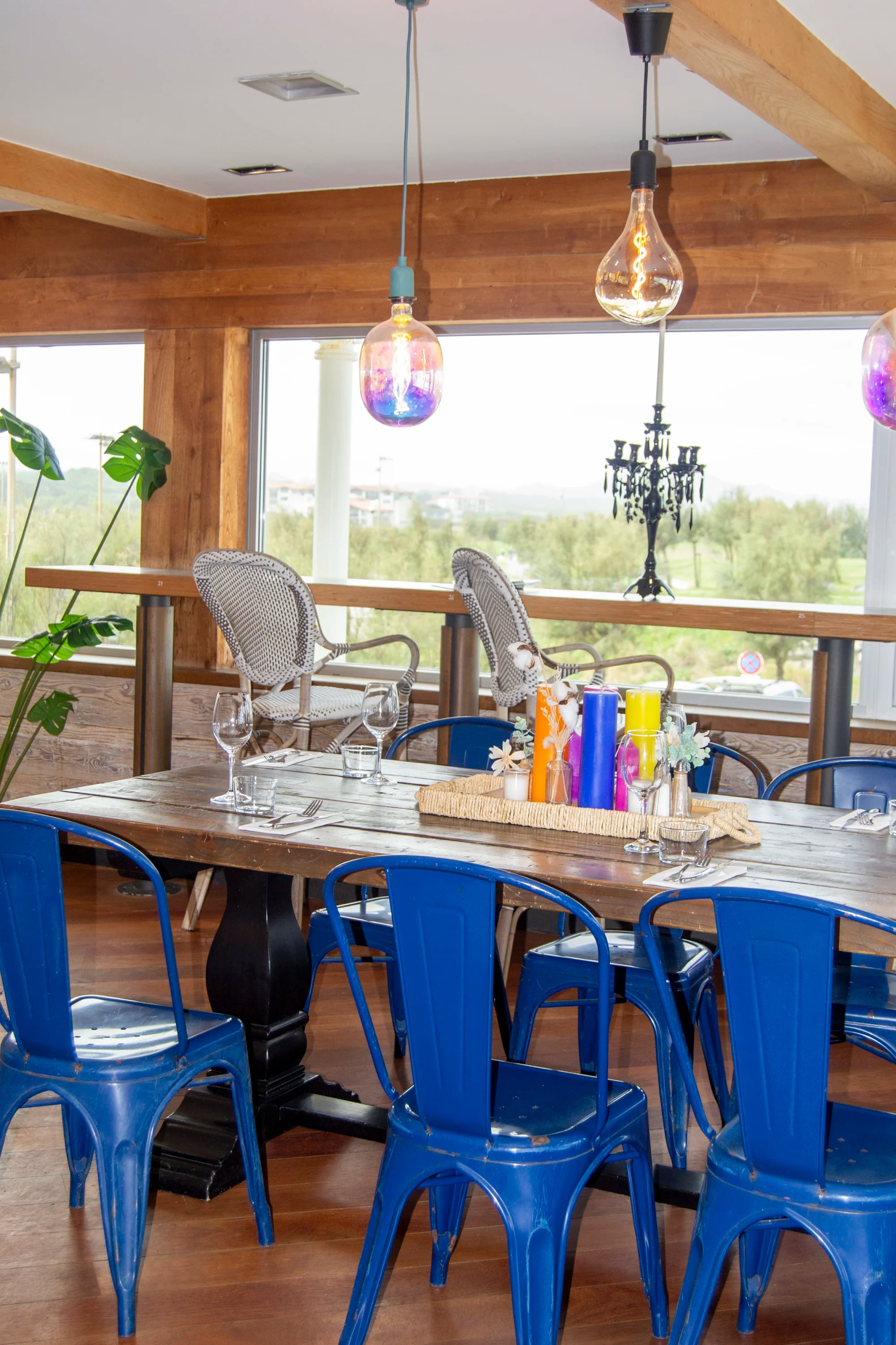 Table dressée pour une privatisation avec vue sur l'océan